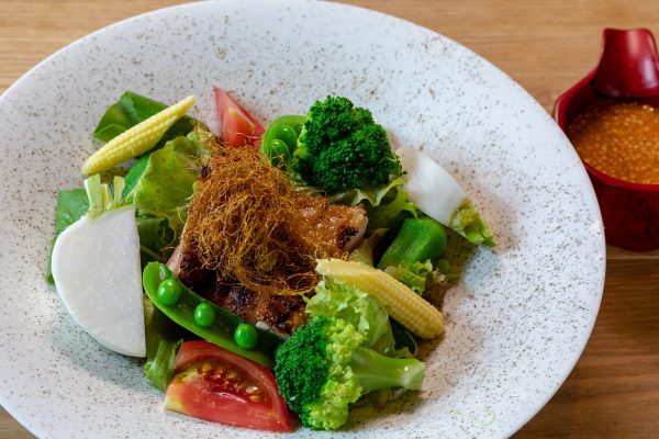 糸島野菜たっぷり炭火焼きバンバンジーサラダ仕立て