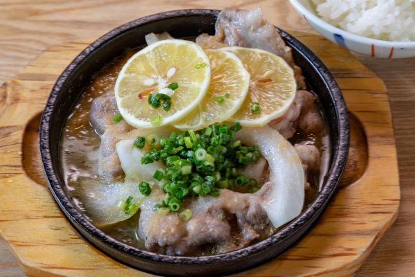 ブタ肩ロースで作るレモンステーキ（糸島豚とレモン使用）